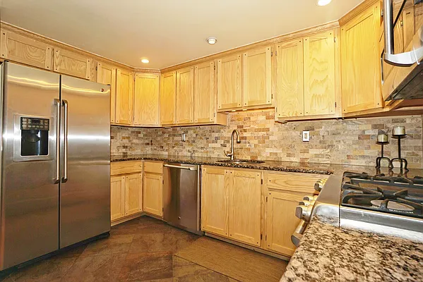 Sold by R New York | media 7