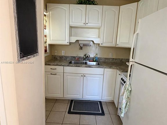 4th image of 501 SW 11th Ct