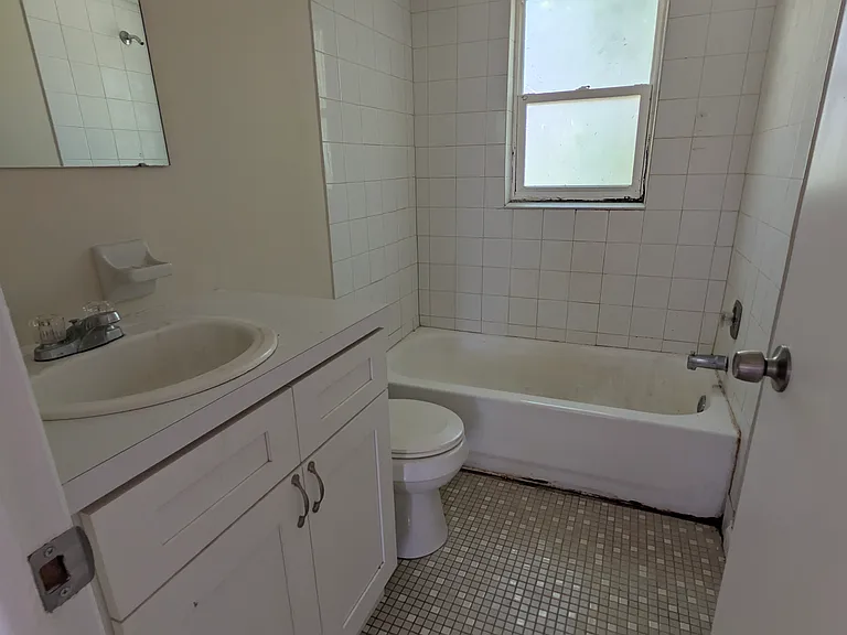 1113 E Lime St — Photo 4