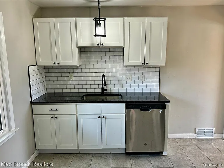 28127 Joan St — Photo 10