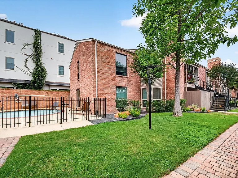 3700 W Clay St #227 — Photo 32