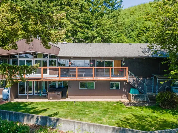 94532 Golf Course Ln, North Bend, OR 97459