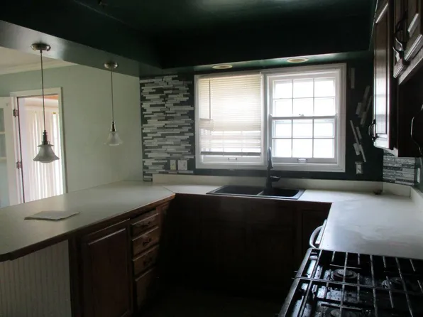 820 Elm St, Three Rivers, MI 49093