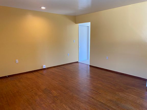 2nd image of 623 Oak St