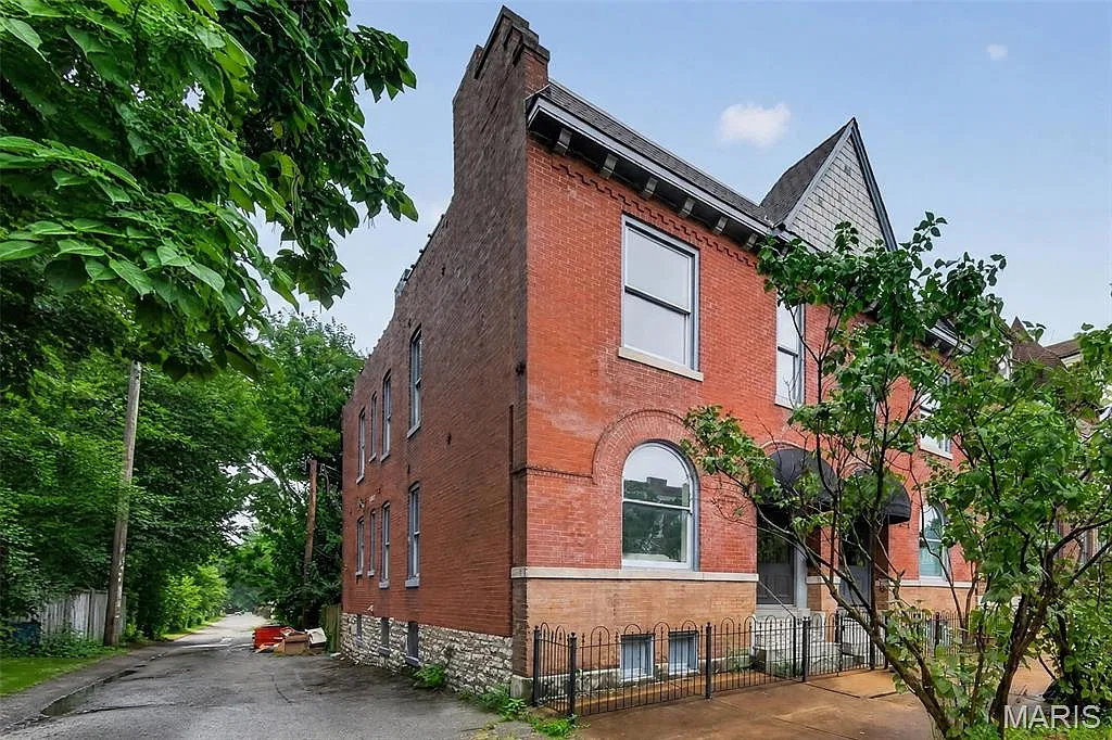 3 bed, 2.5 bath, 1838 sqft, $2,500 — Photo 1