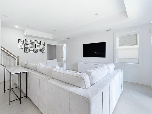 4th image of 290 Griffith St #1