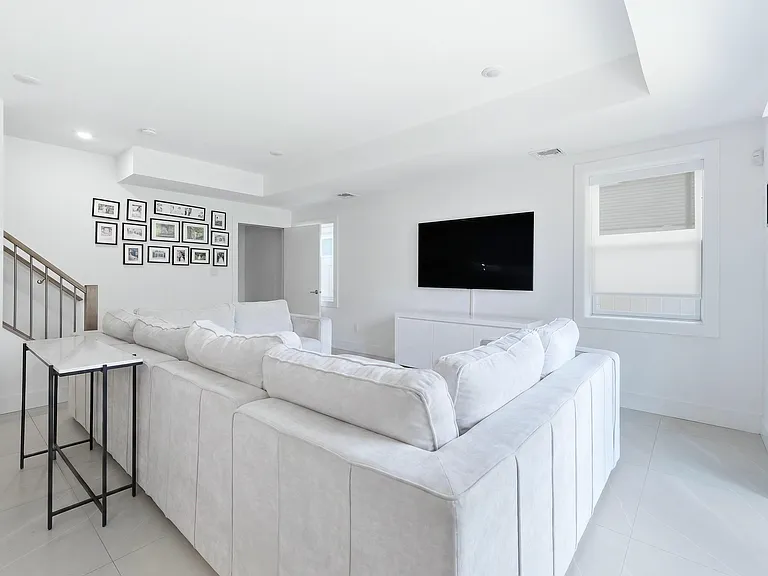 290 Griffith St #1 — Photo 4