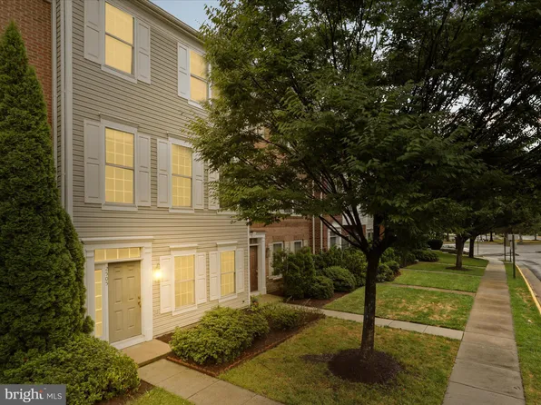 2505 Bronze Stone Pl, Herndon, VA 20171