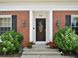 530 Wing Ln, St Charles, IL 60174