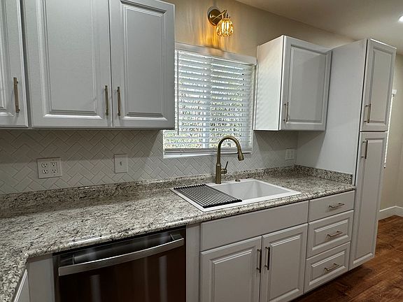 3rd image of 650 W Roosevelt Ave