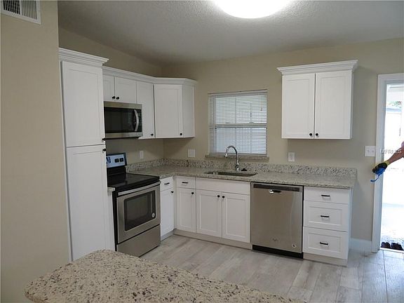 3rd image of 409 Buchanon Ct