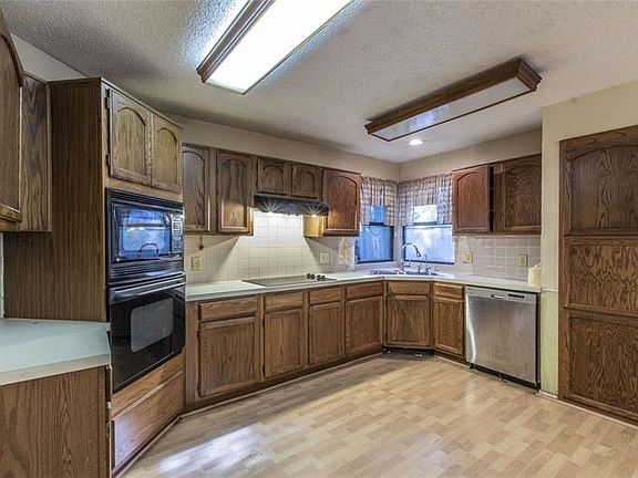 5th image of 2059 Camelot Dr