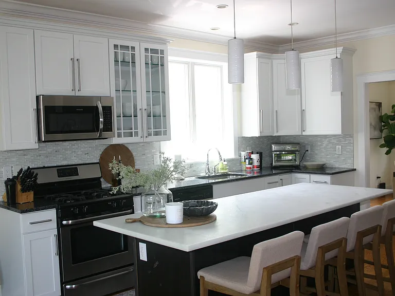 Kitchen & eat-in island