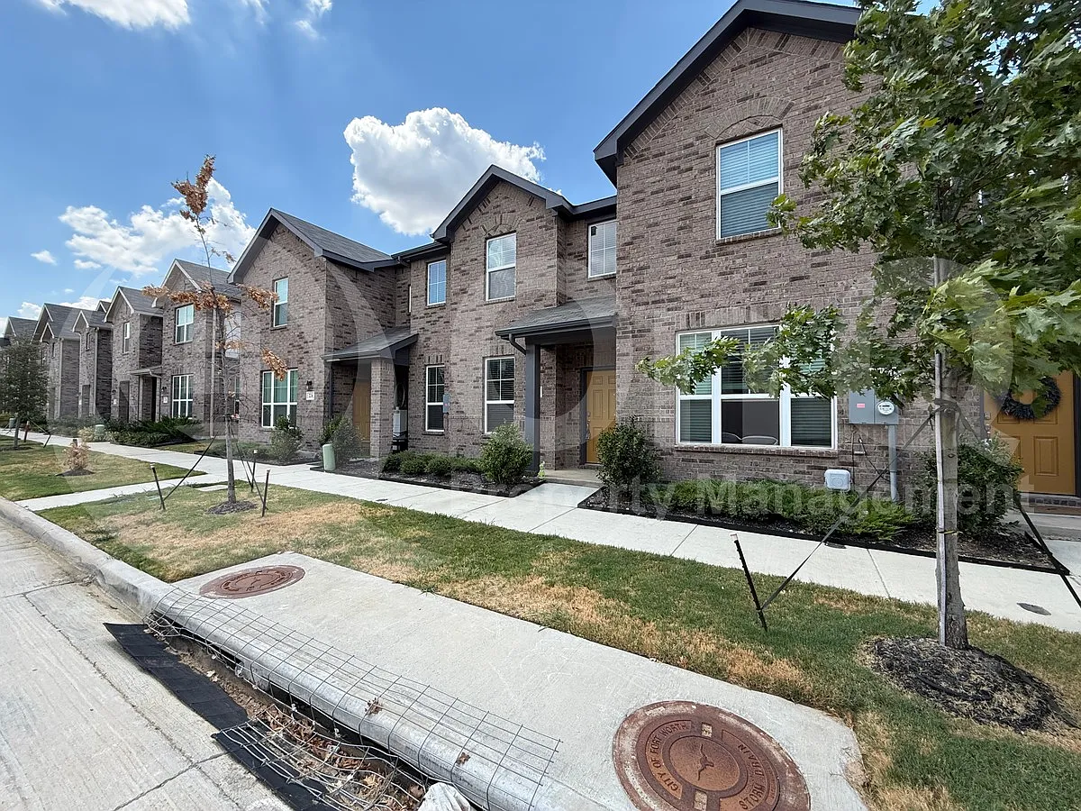 3 bed, 2.5 bath, 1783 sqft, $2,290 — Photo 2