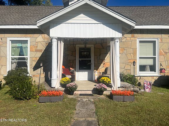 3rd image of 607 N Spring St
