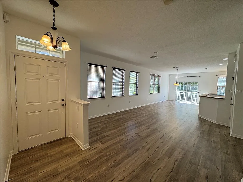 3 bed, 2.5 bath, 1626 sqft, $2,000 — Photo 2