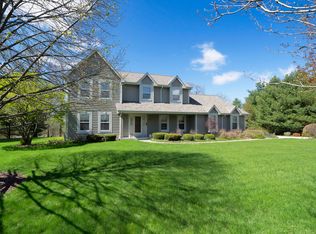 S28W36285 Scuppernong Cir, Dousman, WI 53118