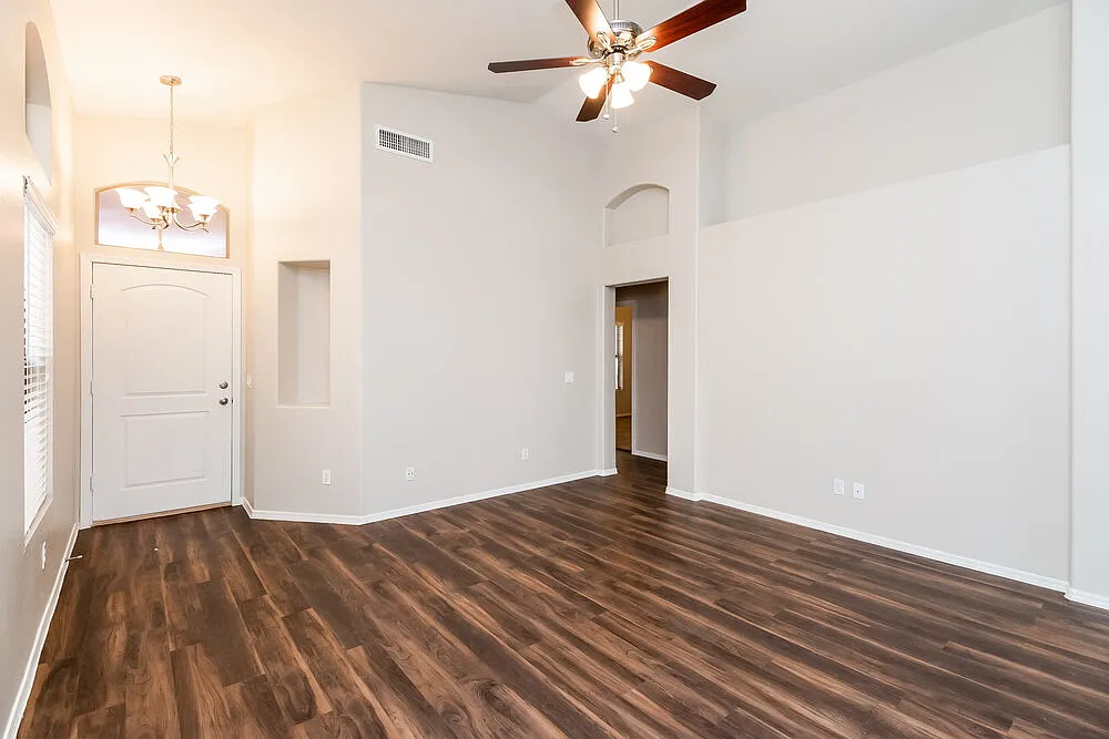 3 bed, 2.0 bath, 1310 sqft, $2,020 — Photo 3