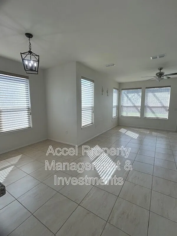 3 bed, 2.5 bath, 1774 sqft, $2,000 — Photo 2