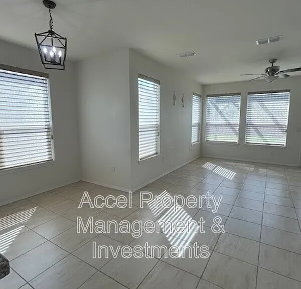 2325 N Peking St — Photo 2