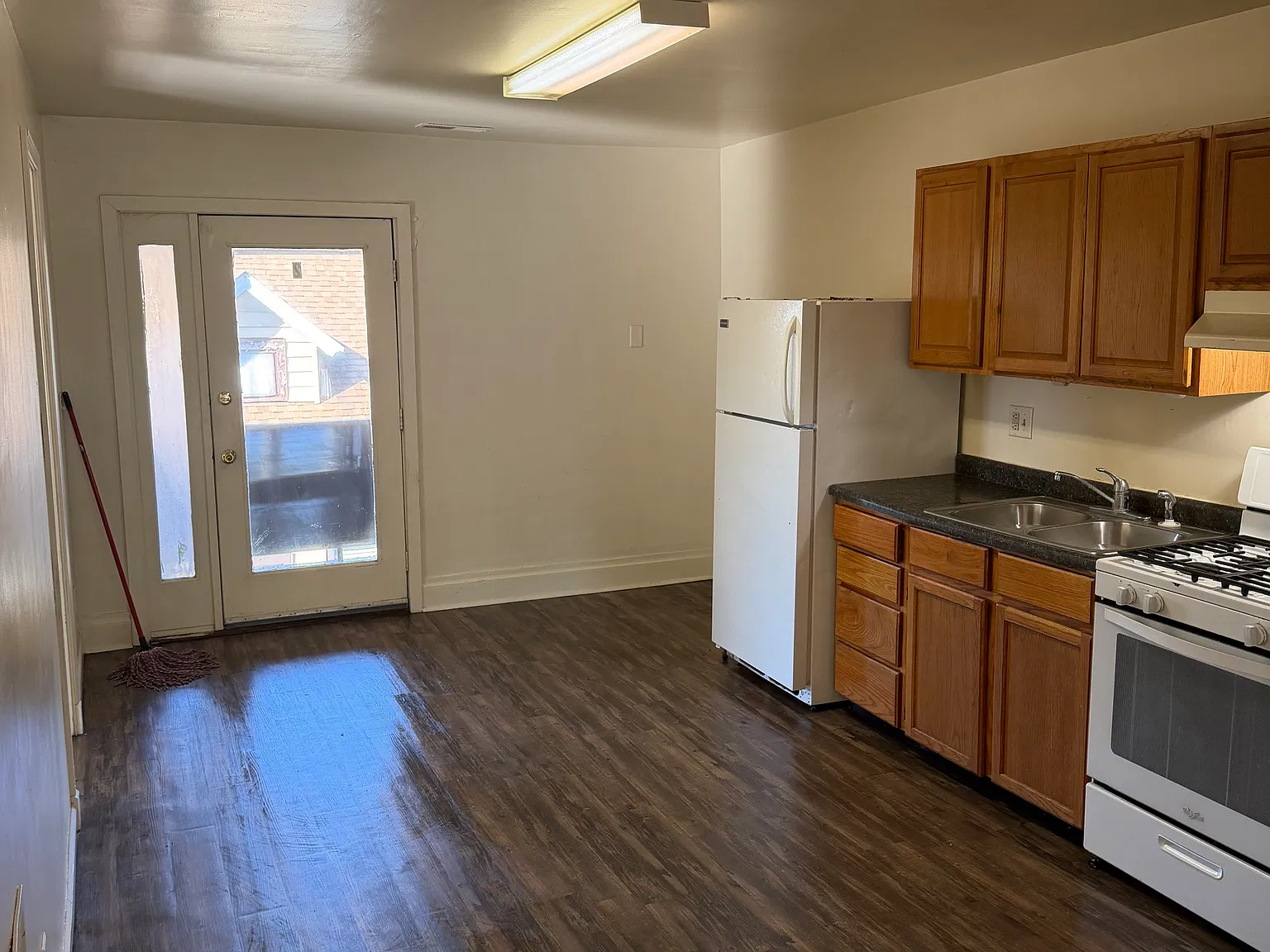 2 bed, 700 sqft, $1,000 — Photo 2
