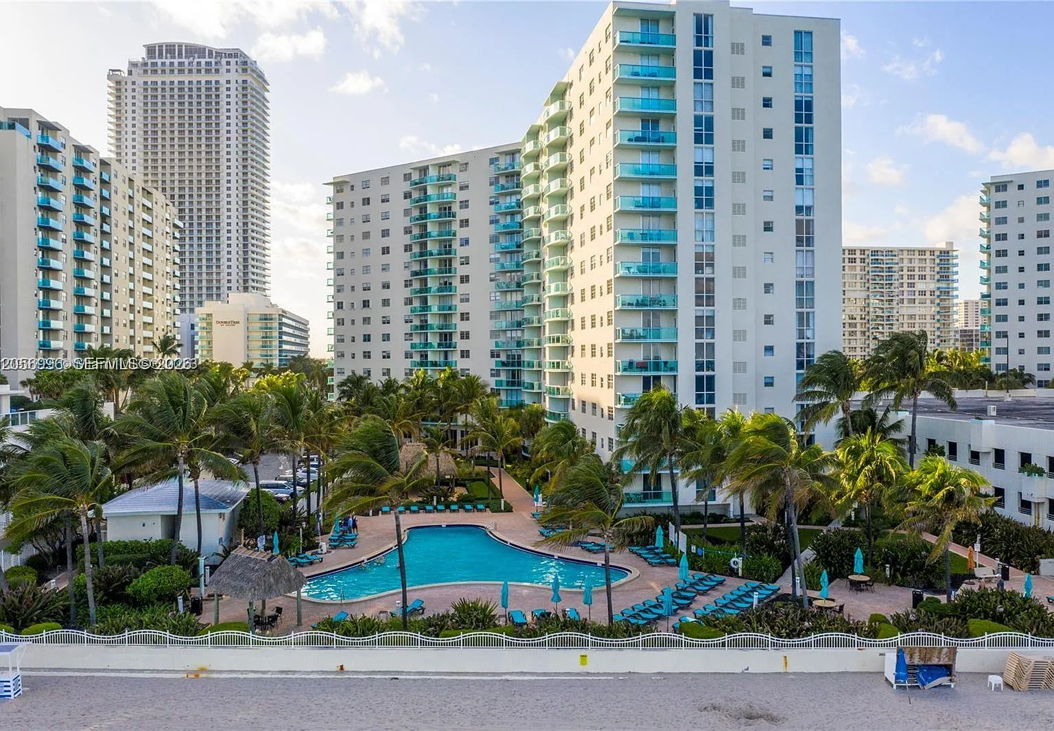 Tides On Hollywood Beach — Photo 2