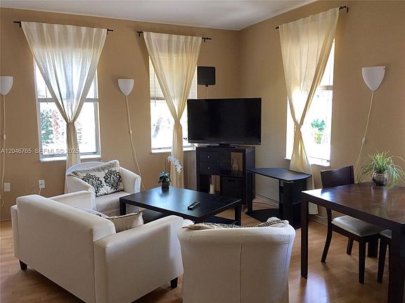 2nd image of 802 Euclid Ave APT 201