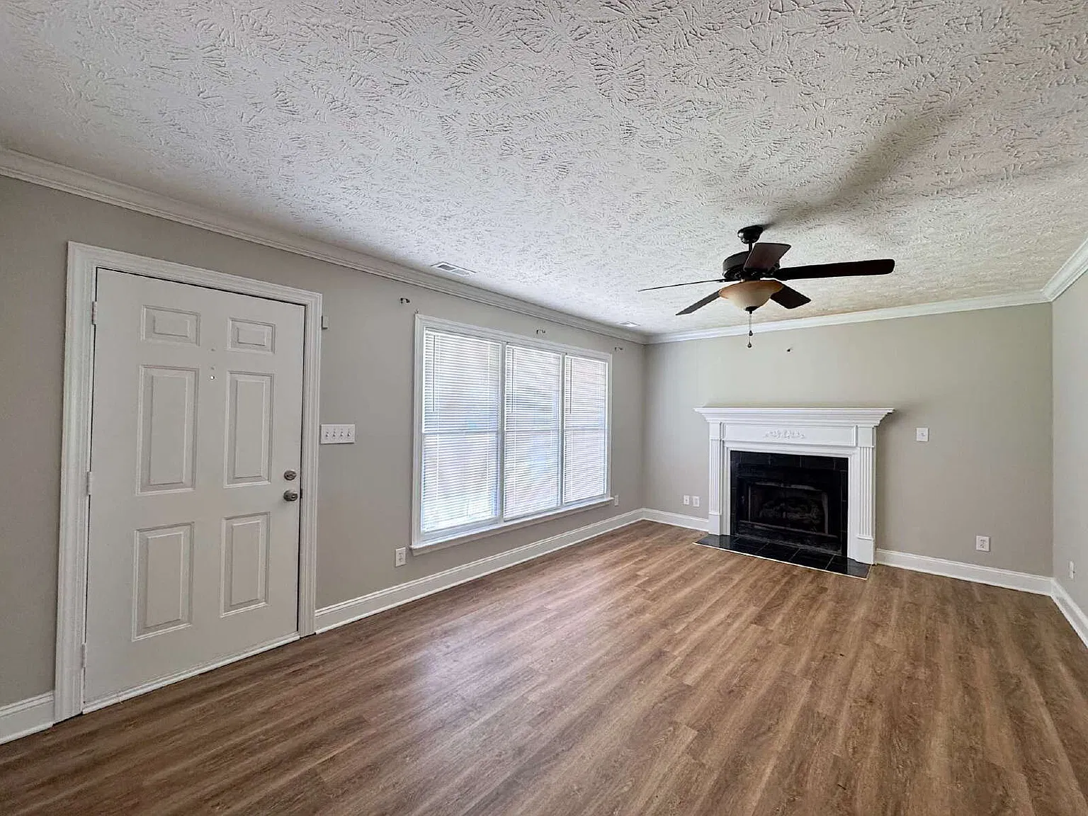 3 bed, 2.0 bath, 1232 sqft, $1,495 — Photo 2