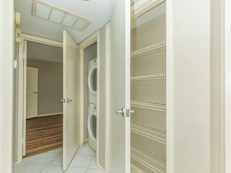 7128 N Holiday Dr — Photo 23