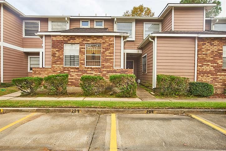 1st image of 701 Fairfax Dr APT 210
