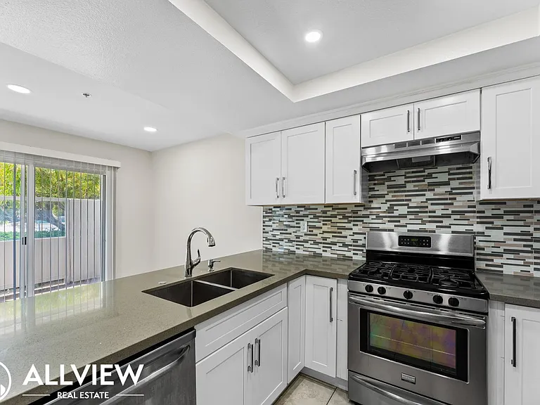 2418 Huntington Street — Photo 6