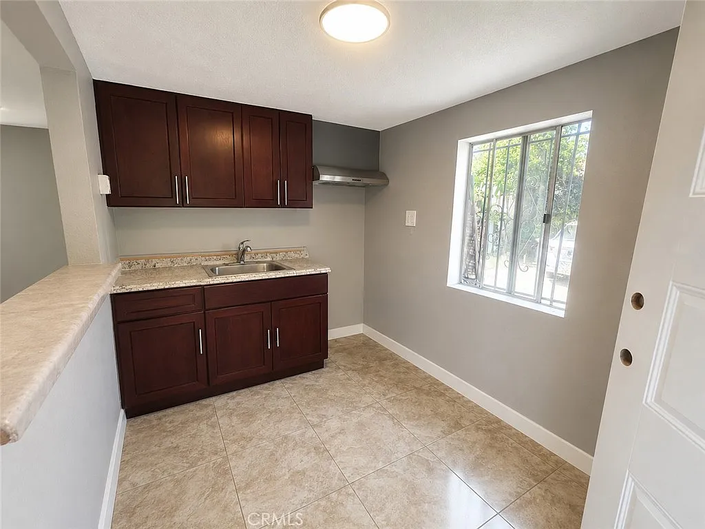 6 bed, 1824 sqft, $2,100 — Photo 2