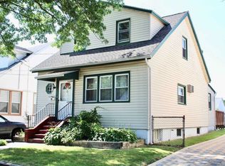 64 Brown St, Mineola, NY 11501