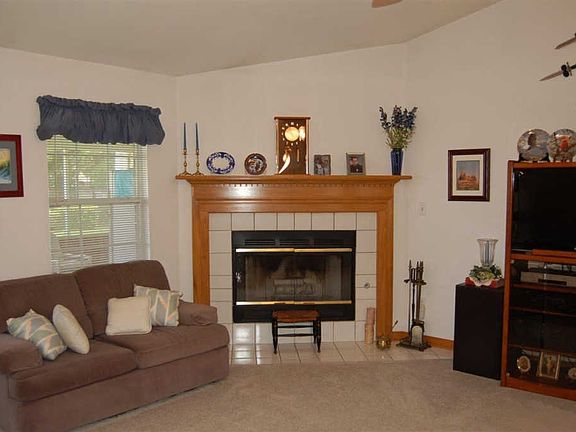 2nd image of 2325 Amelia Ln
