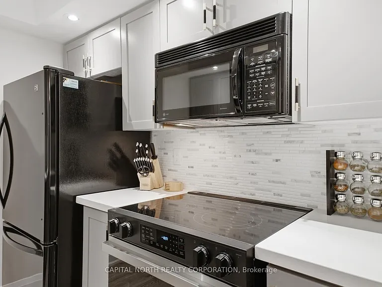 270 Wellington St W #412 — Photo 17