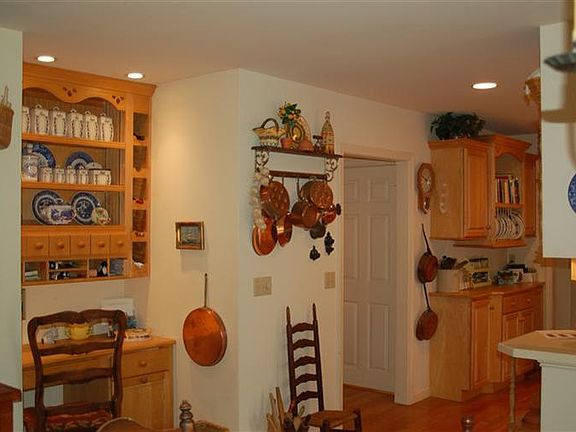 4th image of 16 Surrey Lane