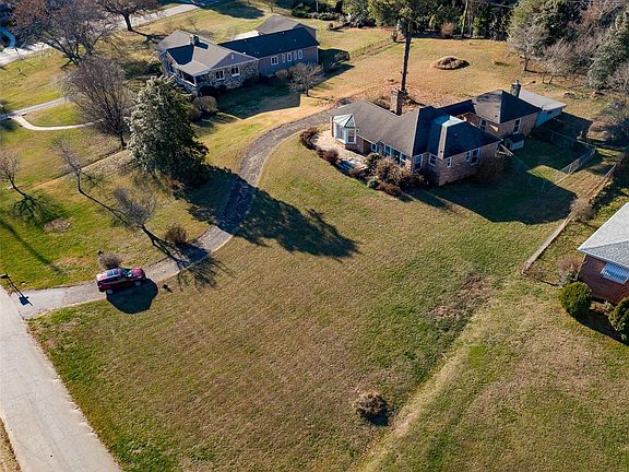 3rd image of 21 Edgewater Ln