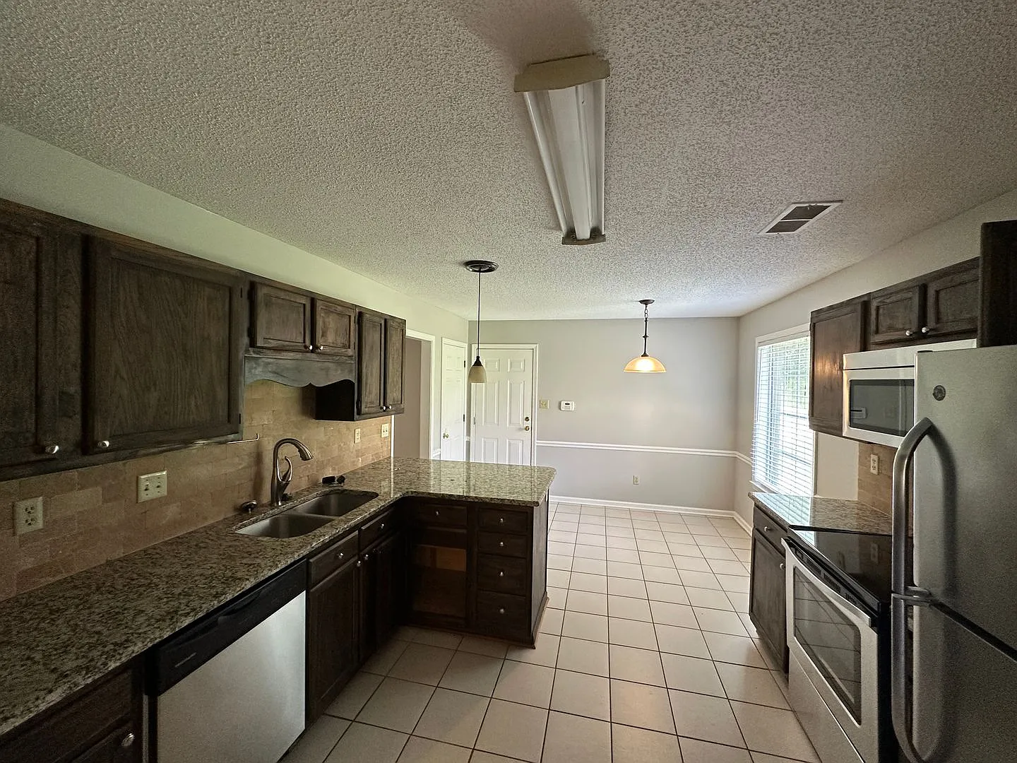 Lovely Bartlett Home In The Beautiful Bartlett Estates Subdivision! Backyard Is Fully Fenced! Pet... — Photo 4