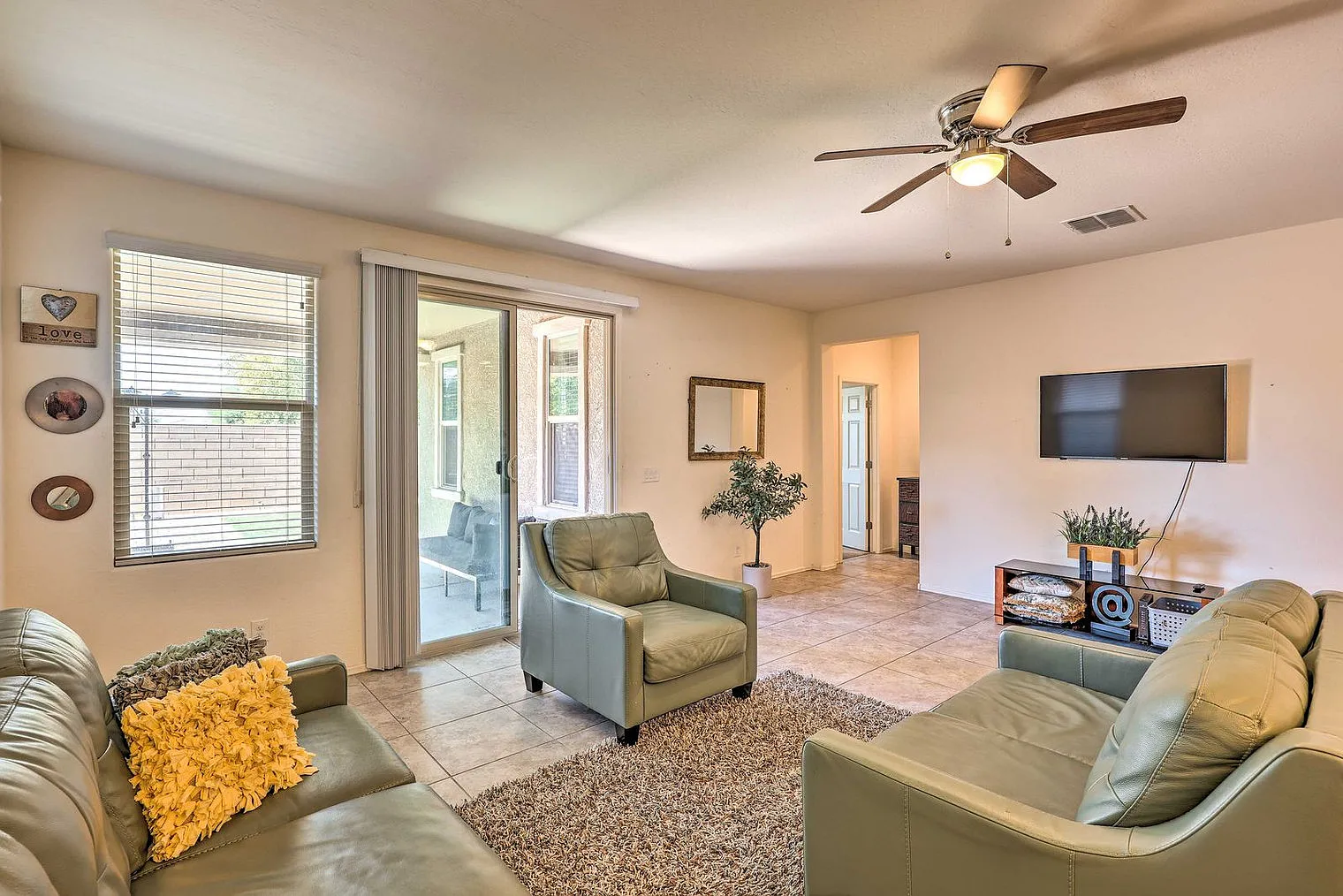 4 bed, 2.0 bath, 1689 sqft, $5,611 — Photo 2
