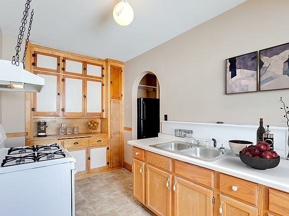 4th image of 3010 38th Ave S