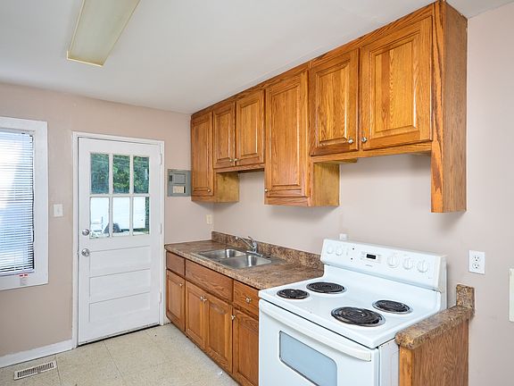 5th image of 600 E 6th St APT D2