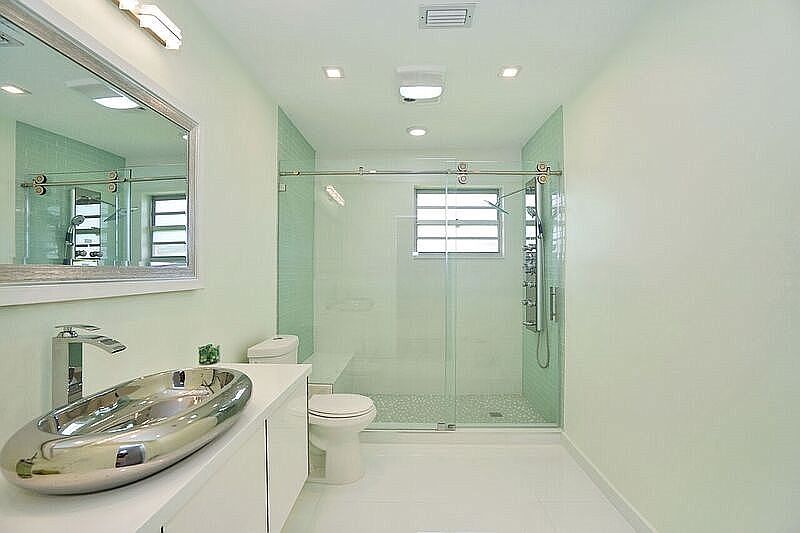 Master bathroom 1