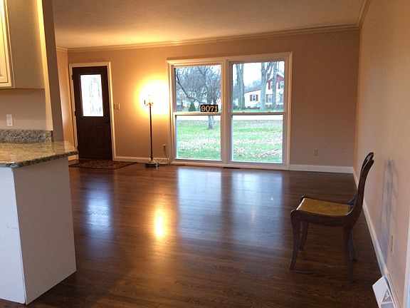 3rd image of 9071 Lake Shore Blvd
