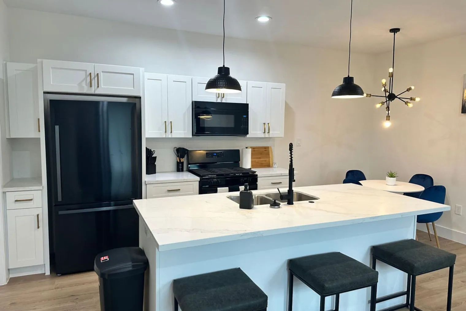 3 bed, 2.0 bath, 1076 sqft, $2,290 — Photo 2