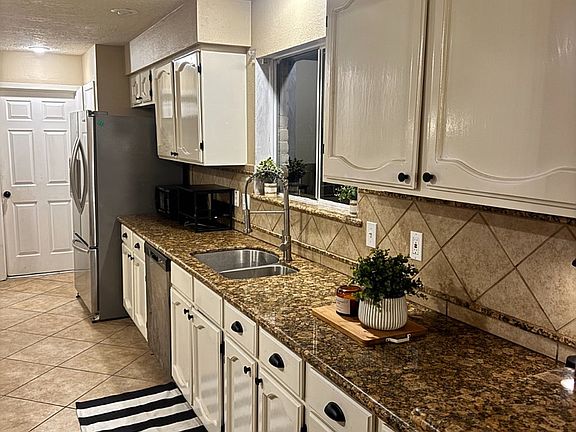 5th image of 2406 Strait Ln
