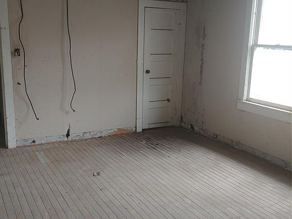 2nd image of 908 W Liveoak St