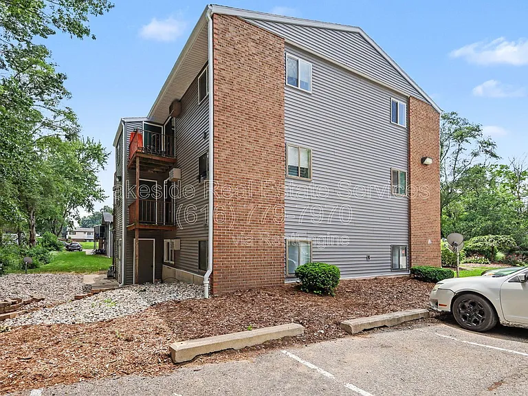 Maple Leaf Apartments — Photo 93