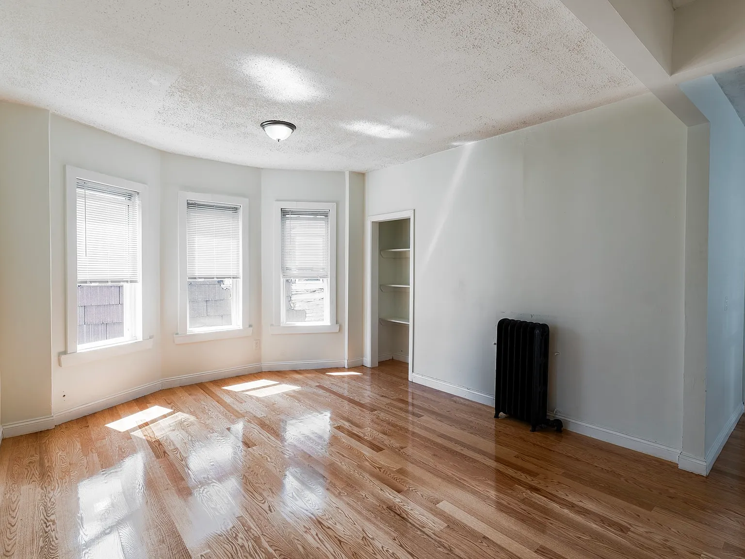 77 Nightingale St — Photo 2