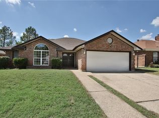 6220 Avanti Dr, Arlington, TX 76001