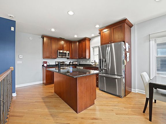 2nd image of 1711 N Larrabee St #3